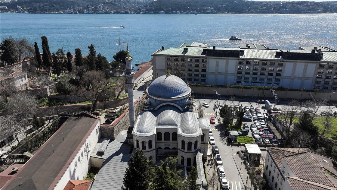 Boğaz kıyısındaki saray yapılarından Küçük Mecidiye Camisi