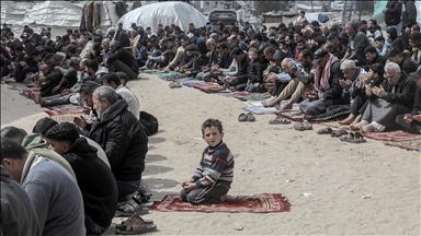 Gazze'de ramazan ayının son cuma namazı Elbani Camisi enkazında kılındı