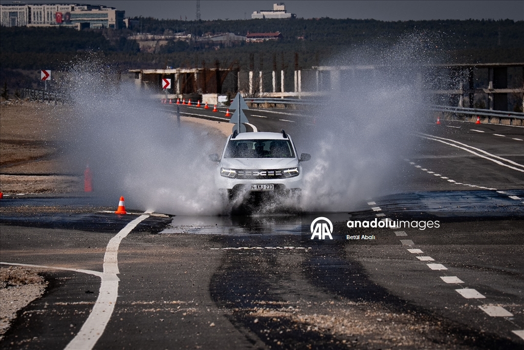 Trafik polisleri, zorlu parkurlarla sahada karşılaşabilecekleri senaryolara hazırlanıyor
