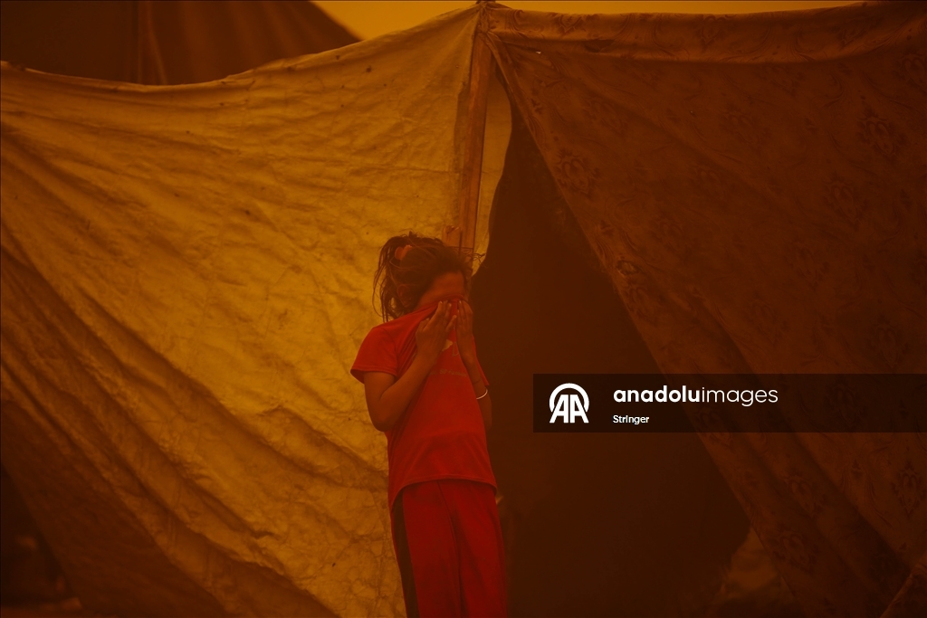 غزة.. عاصفة رملية تضاعف مأساة الناجين من حرب الإبادة في مخيمات النزوح