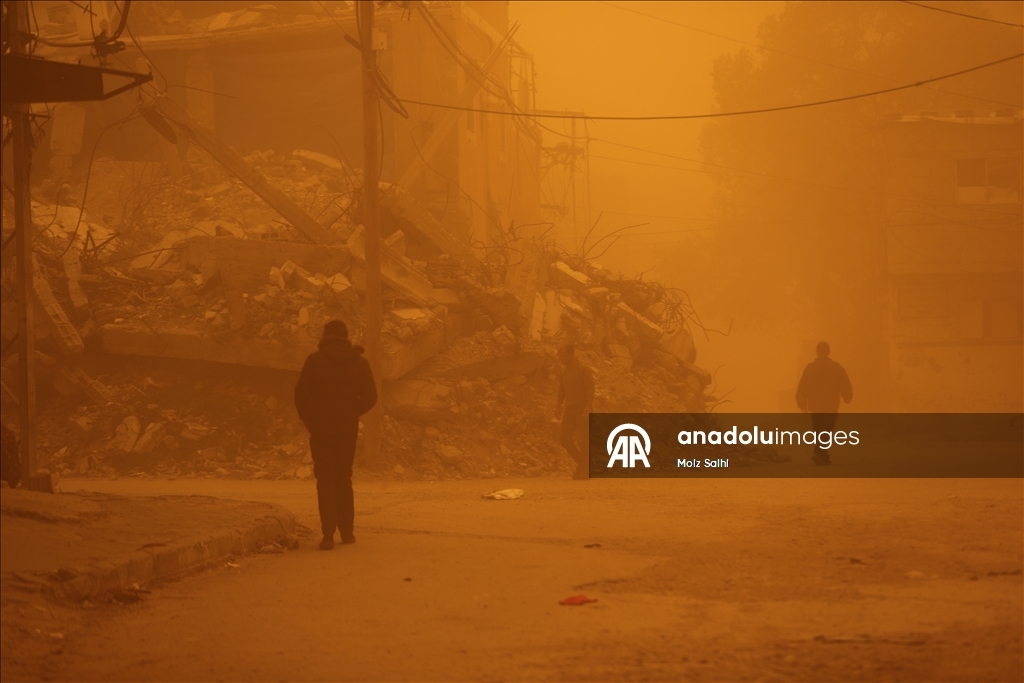 غزة.. عاصفة رملية تضاعف مأساة الناجين من حرب الإبادة في مخيمات النزوح