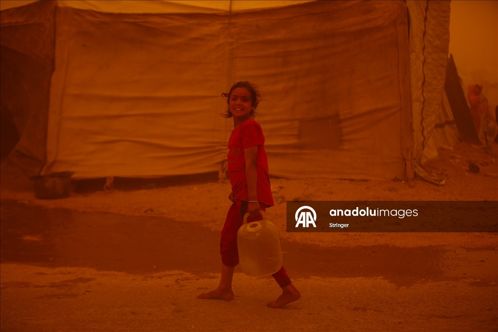 غزة.. عاصفة رملية تضاعف مأساة الناجين من حرب الإبادة في مخيمات النزوح