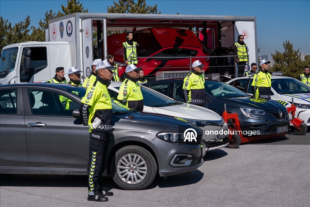 Trafik polisleri, zorlu parkurlarla sahada karşılaşabilecekleri senaryolara hazırlanıyor