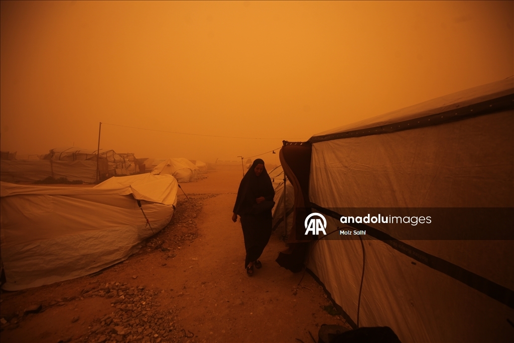 غزة.. عاصفة رملية تضاعف مأساة الناجين من حرب الإبادة في مخيمات النزوح