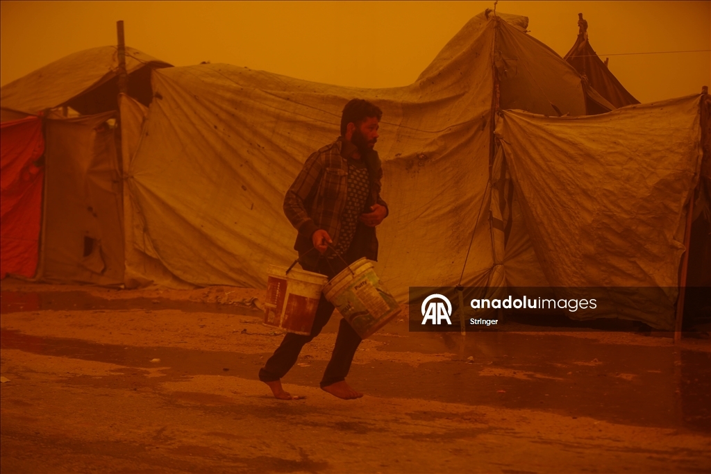 غزة.. عاصفة رملية تضاعف مأساة الناجين من حرب الإبادة في مخيمات النزوح