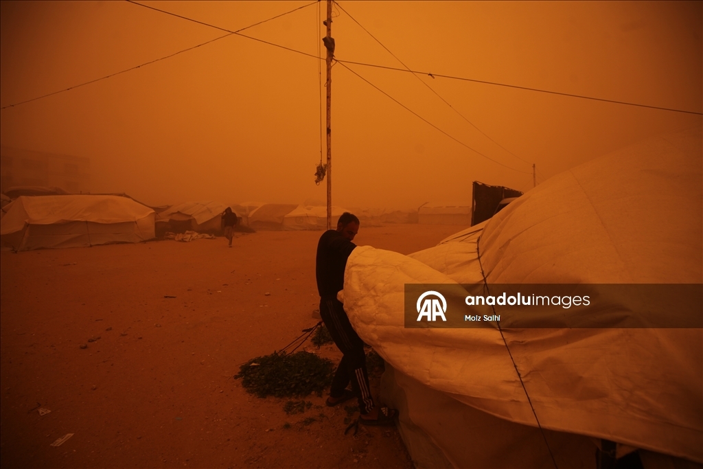 غزة.. عاصفة رملية تضاعف مأساة الناجين من حرب الإبادة في مخيمات النزوح