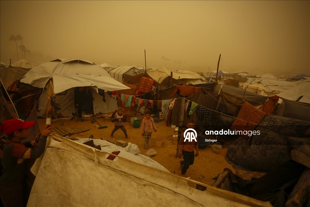 غزة.. عاصفة رملية تضاعف مأساة الناجين من حرب الإبادة في مخيمات النزوح