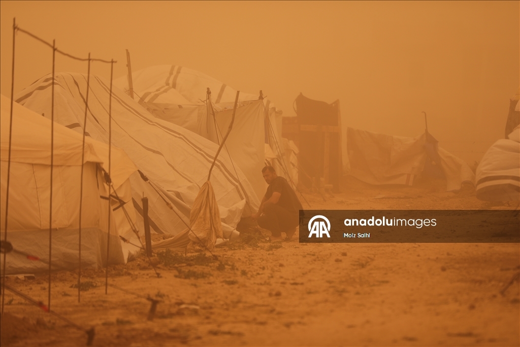 غزة.. عاصفة رملية تضاعف مأساة الناجين من حرب الإبادة في مخيمات النزوح