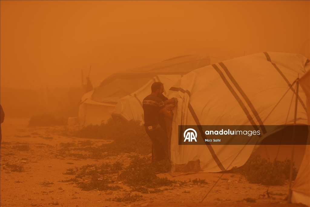 غزة.. عاصفة رملية تضاعف مأساة الناجين من حرب الإبادة في مخيمات النزوح