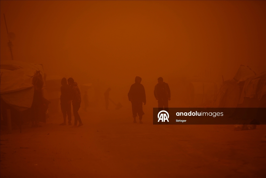 غزة.. عاصفة رملية تضاعف مأساة الناجين من حرب الإبادة في مخيمات النزوح