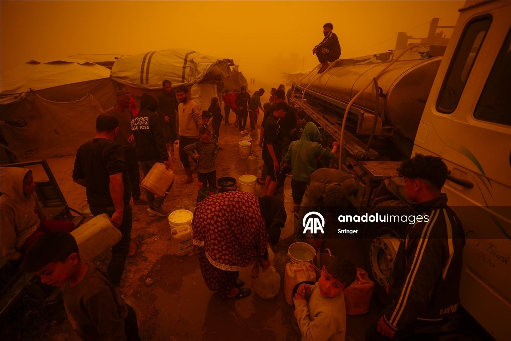 غزة.. عاصفة رملية تضاعف مأساة الناجين من حرب الإبادة في مخيمات النزوح