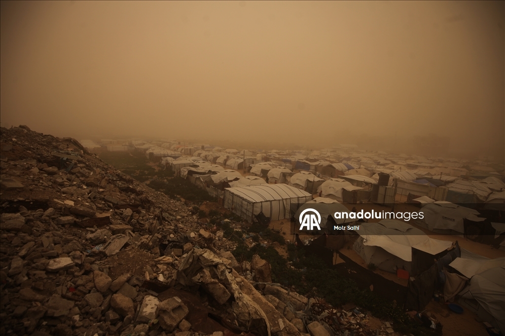 غزة.. عاصفة رملية تضاعف مأساة الناجين من حرب الإبادة في مخيمات النزوح