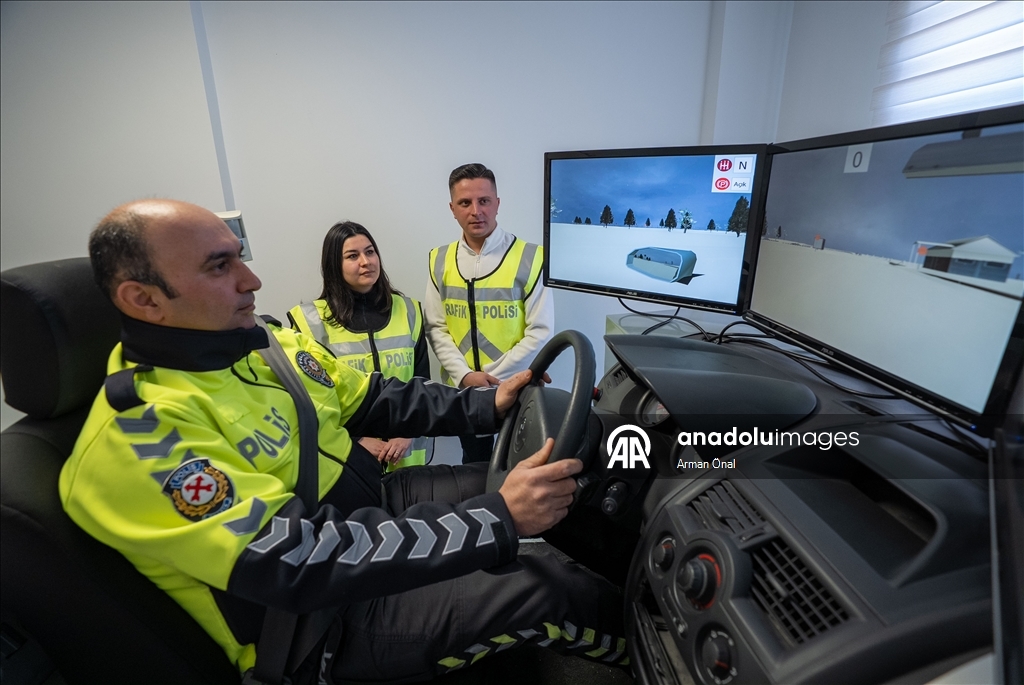 Trafik polisleri, zorlu parkurlarla sahada karşılaşabilecekleri senaryolara hazırlanıyor