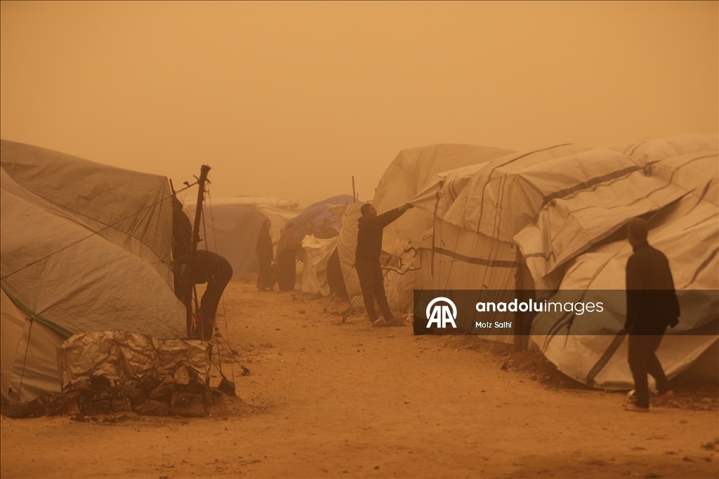 غزة.. عاصفة رملية تضاعف مأساة الناجين من حرب الإبادة في مخيمات النزوح