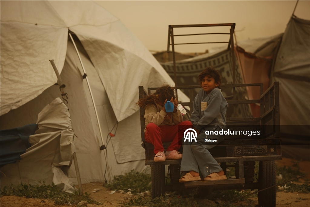 غزة.. عاصفة رملية تضاعف مأساة الناجين من حرب الإبادة في مخيمات النزوح