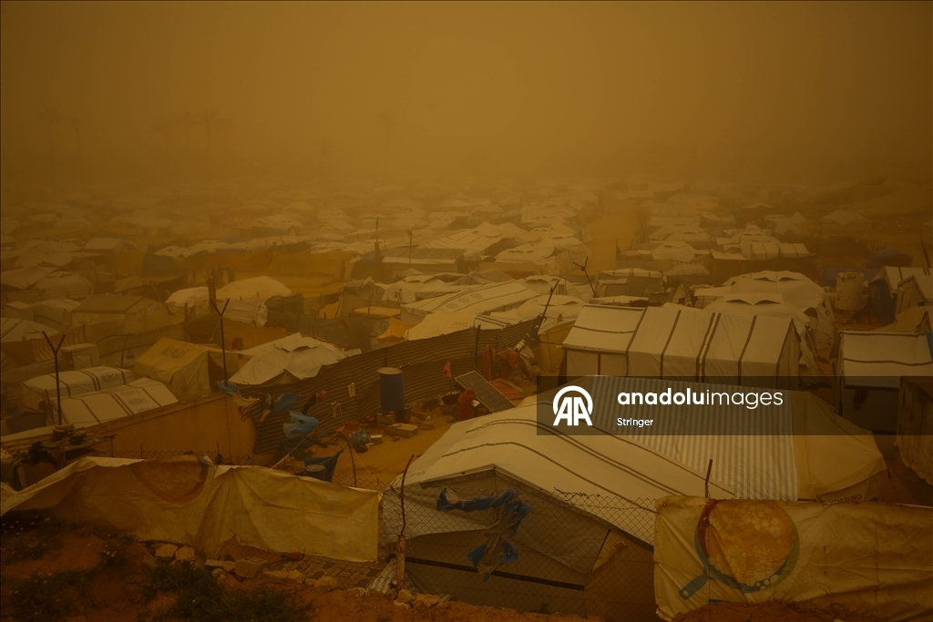 غزة.. عاصفة رملية تضاعف مأساة الناجين من حرب الإبادة في مخيمات النزوح