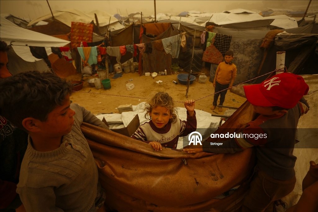 غزة.. عاصفة رملية تضاعف مأساة الناجين من حرب الإبادة في مخيمات النزوح