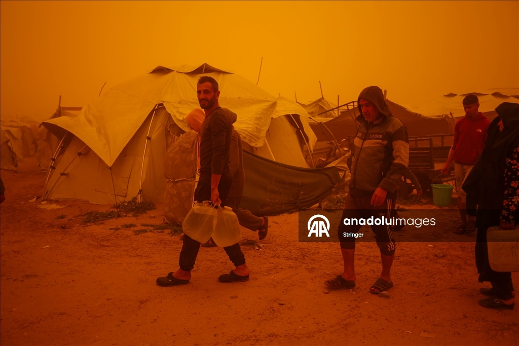 غزة.. عاصفة رملية تضاعف مأساة الناجين من حرب الإبادة في مخيمات النزوح