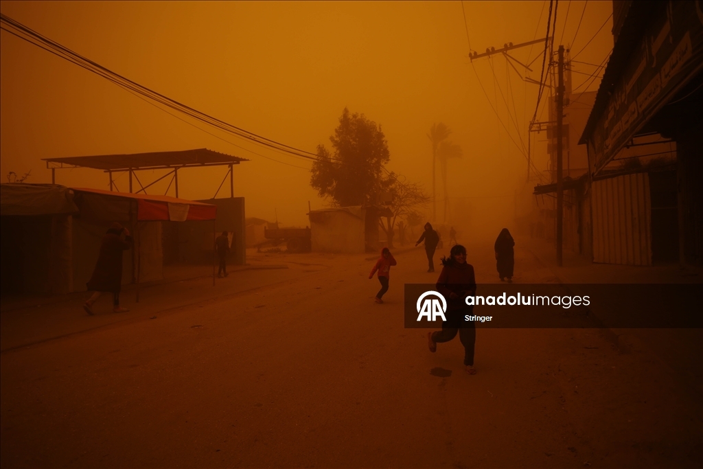 غزة.. عاصفة رملية تضاعف مأساة الناجين من حرب الإبادة في مخيمات النزوح