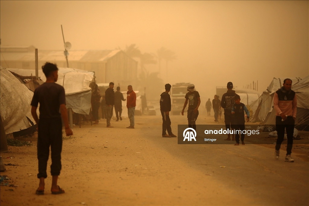 غزة.. عاصفة رملية تضاعف مأساة الناجين من حرب الإبادة في مخيمات النزوح