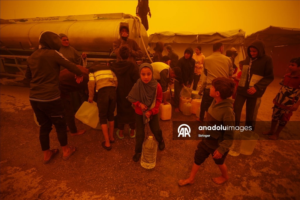 غزة.. عاصفة رملية تضاعف مأساة الناجين من حرب الإبادة في مخيمات النزوح