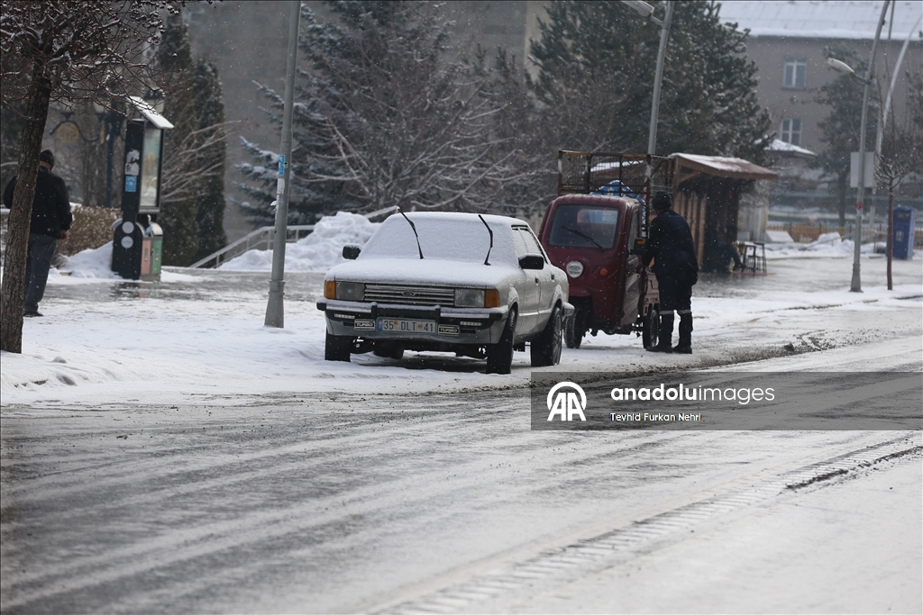 Erzurum'da kar yağışı ve soğuk hava etkili oldu