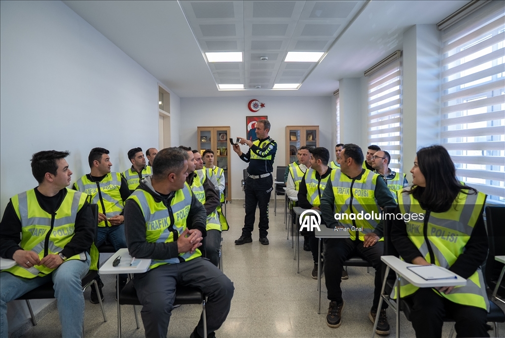 Trafik polisleri, zorlu parkurlarla sahada karşılaşabilecekleri senaryolara hazırlanıyor