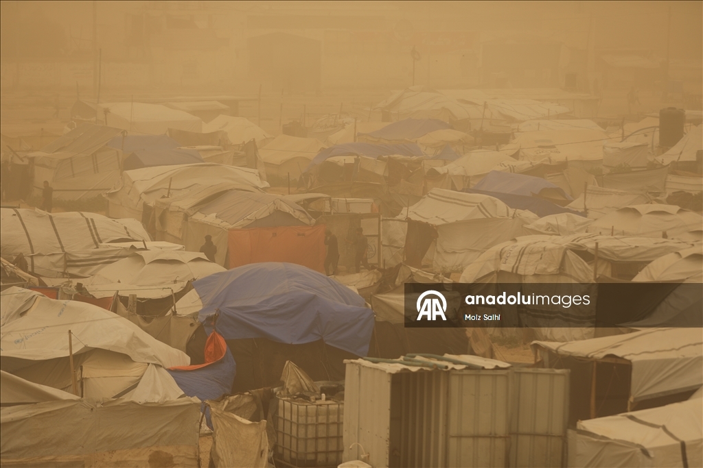 غزة.. عاصفة رملية تضاعف مأساة الناجين من حرب الإبادة في مخيمات النزوح