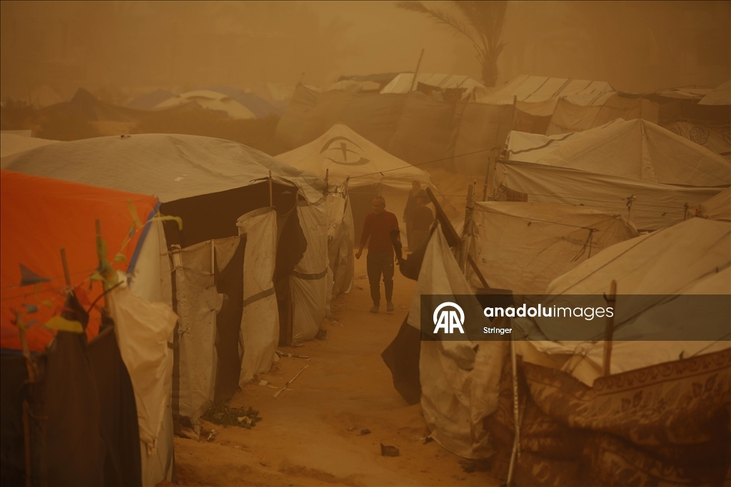 غزة.. عاصفة رملية تضاعف مأساة الناجين من حرب الإبادة في مخيمات النزوح