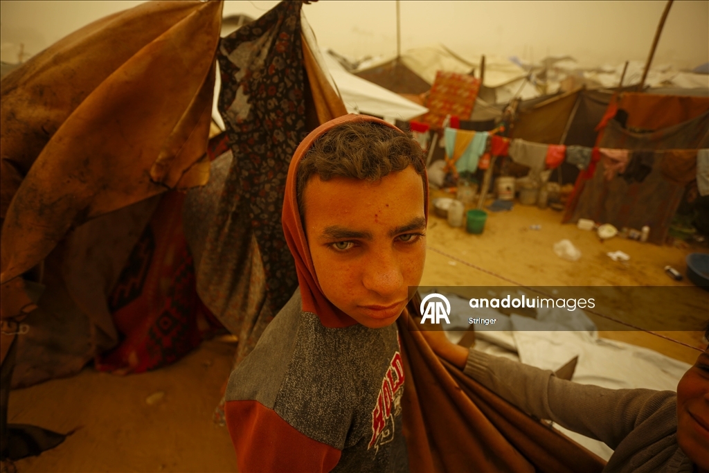 غزة.. عاصفة رملية تضاعف مأساة الناجين من حرب الإبادة في مخيمات النزوح