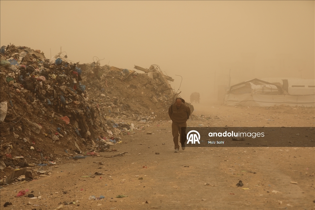 غزة.. عاصفة رملية تضاعف مأساة الناجين من حرب الإبادة في مخيمات النزوح