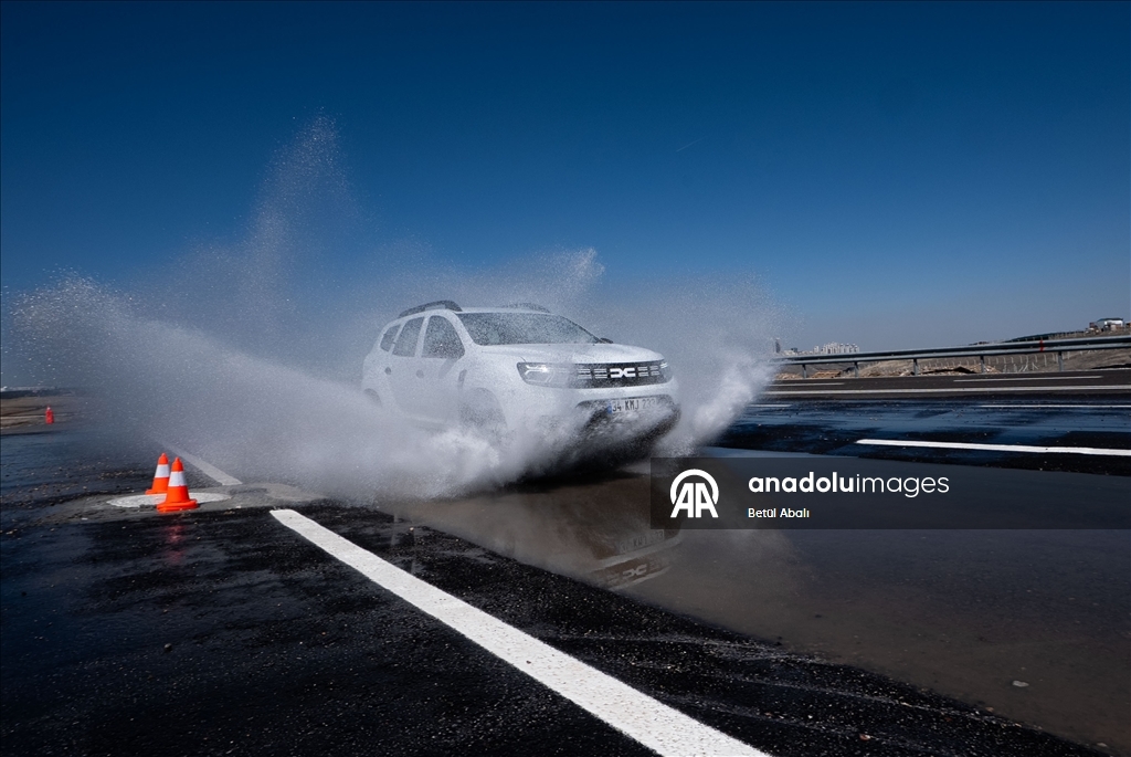 Trafik polisleri, zorlu parkurlarla sahada karşılaşabilecekleri senaryolara hazırlanıyor