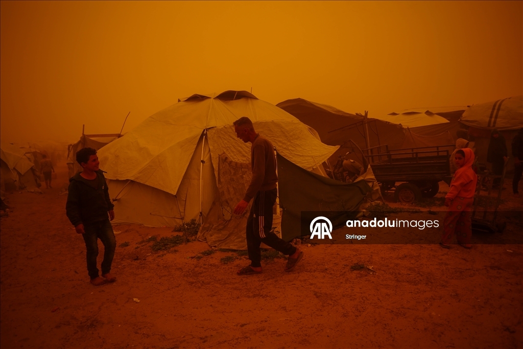 غزة.. عاصفة رملية تضاعف مأساة الناجين من حرب الإبادة في مخيمات النزوح