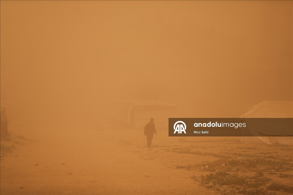 غزة.. عاصفة رملية تضاعف مأساة الناجين من حرب الإبادة في مخيمات النزوح