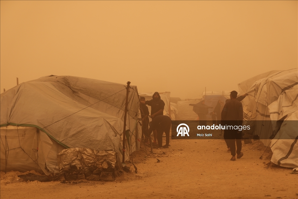 غزة.. عاصفة رملية تضاعف مأساة الناجين من حرب الإبادة في مخيمات النزوح