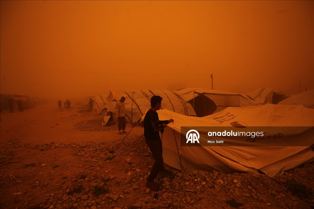 غزة.. عاصفة رملية تضاعف مأساة الناجين من حرب الإبادة في مخيمات النزوح