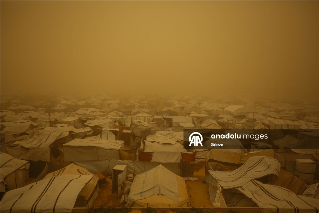 غزة.. عاصفة رملية تضاعف مأساة الناجين من حرب الإبادة في مخيمات النزوح