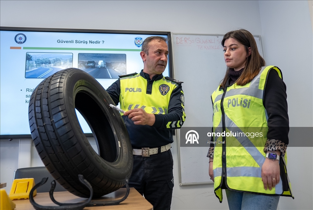 Trafik polisleri, zorlu parkurlarla sahada karşılaşabilecekleri senaryolara hazırlanıyor