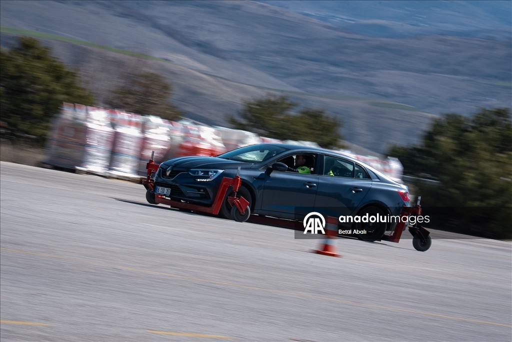 Trafik polisleri, zorlu parkurlarla sahada karşılaşabilecekleri senaryolara hazırlanıyor