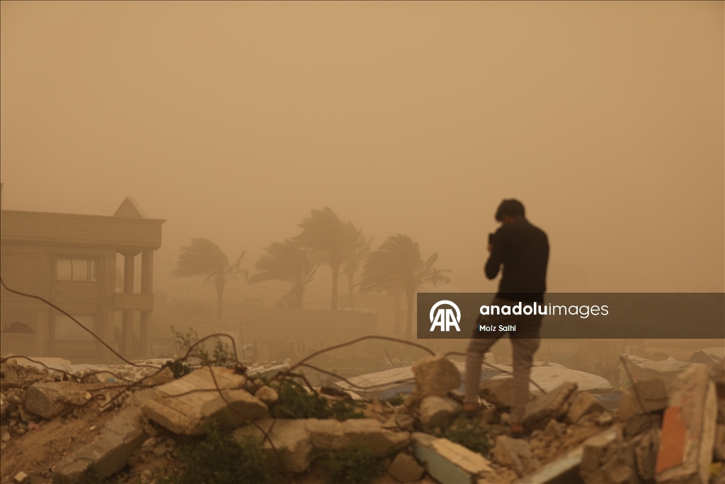 غزة.. عاصفة رملية تضاعف مأساة الناجين من حرب الإبادة في مخيمات النزوح