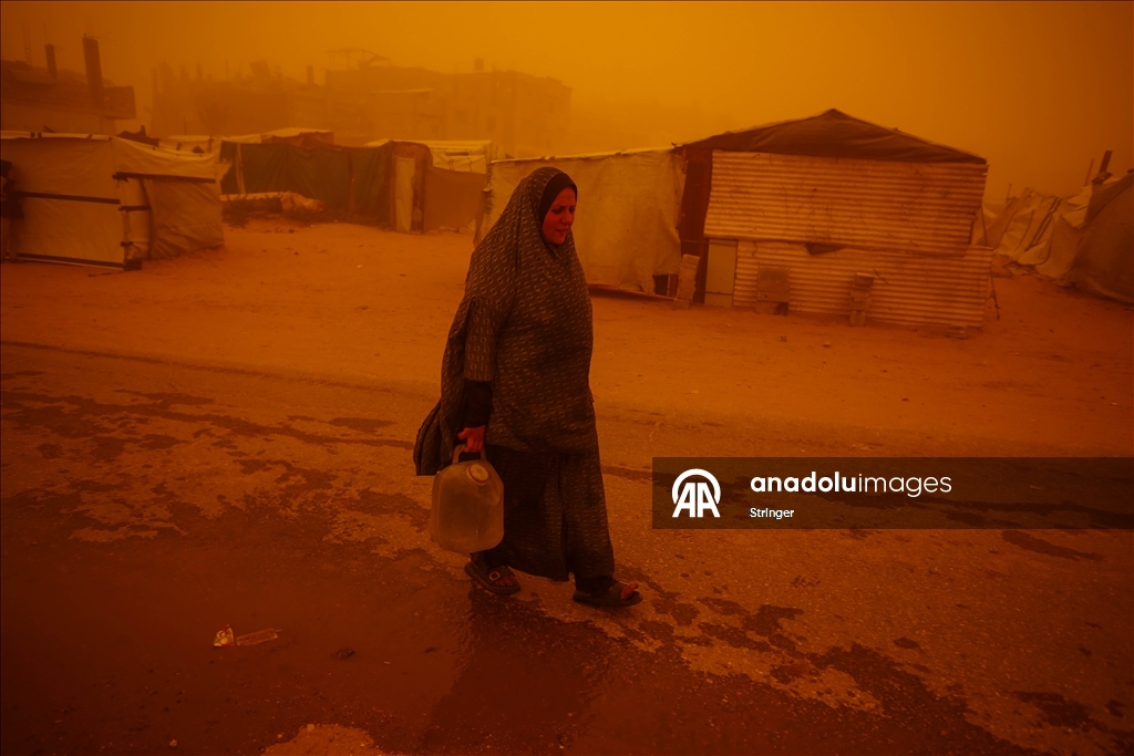 غزة.. عاصفة رملية تضاعف مأساة الناجين من حرب الإبادة في مخيمات النزوح