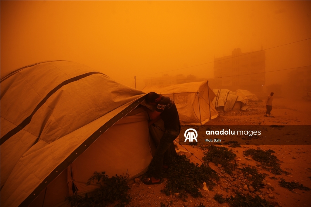 غزة.. عاصفة رملية تضاعف مأساة الناجين من حرب الإبادة في مخيمات النزوح