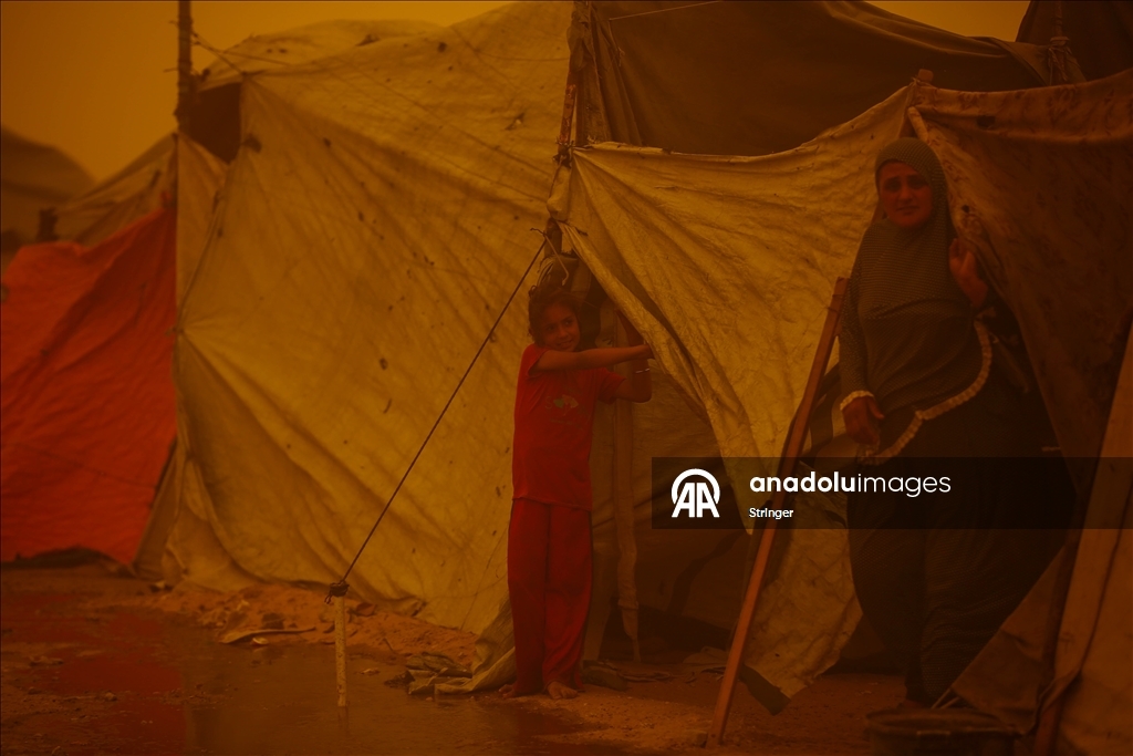 غزة.. عاصفة رملية تضاعف مأساة الناجين من حرب الإبادة في مخيمات النزوح