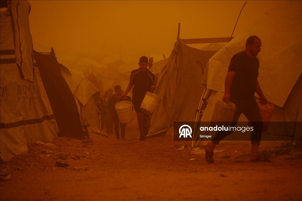 غزة.. عاصفة رملية تضاعف مأساة الناجين من حرب الإبادة في مخيمات النزوح