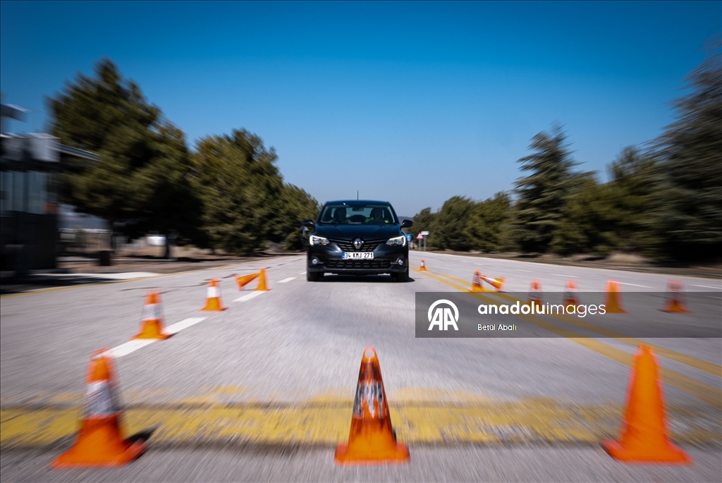 Trafik polisleri, zorlu parkurlarla sahada karşılaşabilecekleri senaryolara hazırlanıyor