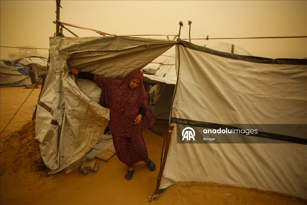 غزة.. عاصفة رملية تضاعف مأساة الناجين من حرب الإبادة في مخيمات النزوح