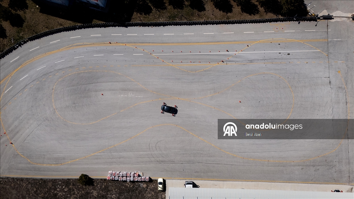 Trafik polisleri, zorlu parkurlarla sahada karşılaşabilecekleri senaryolara hazırlanıyor