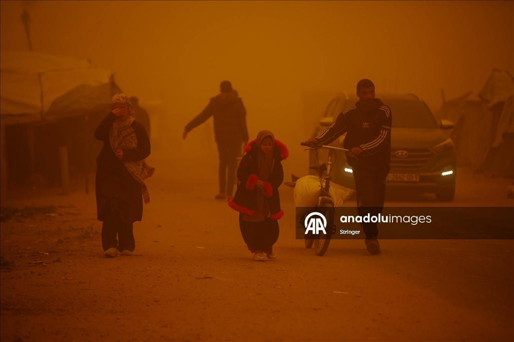 غزة.. عاصفة رملية تضاعف مأساة الناجين من حرب الإبادة في مخيمات النزوح