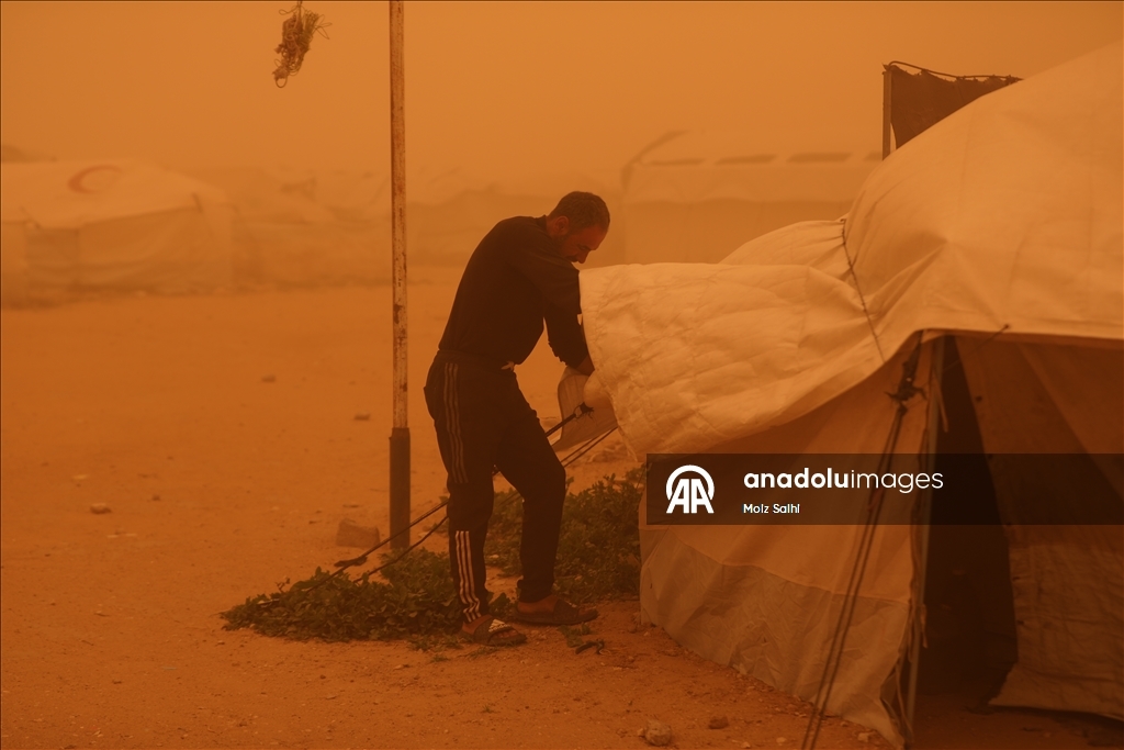 غزة.. عاصفة رملية تضاعف مأساة الناجين من حرب الإبادة في مخيمات النزوح