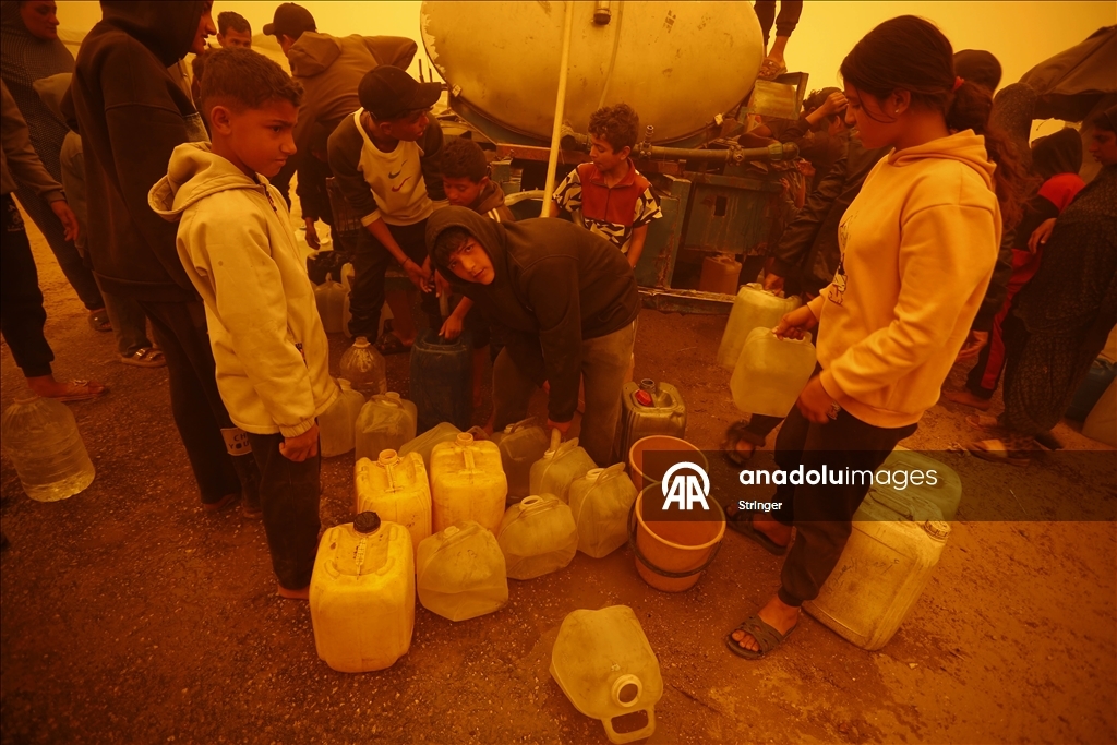 غزة.. عاصفة رملية تضاعف مأساة الناجين من حرب الإبادة في مخيمات النزوح